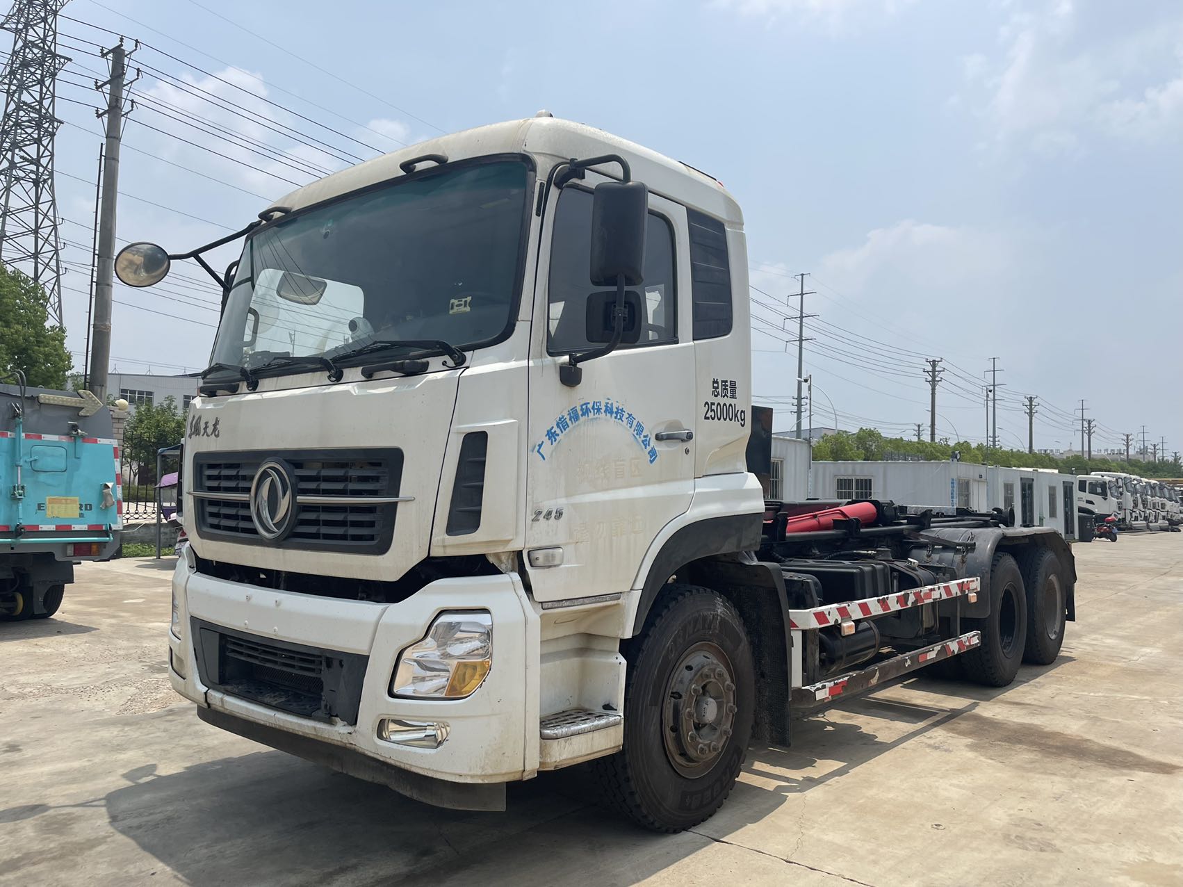 天龍后八輪勾臂(同款2臺) 2??年份：2019年5月 3??發動機：康機245馬力，國五 4??底盤配置：東風天龍底盤，5700軸距，7檔變速箱，1100鋼絲