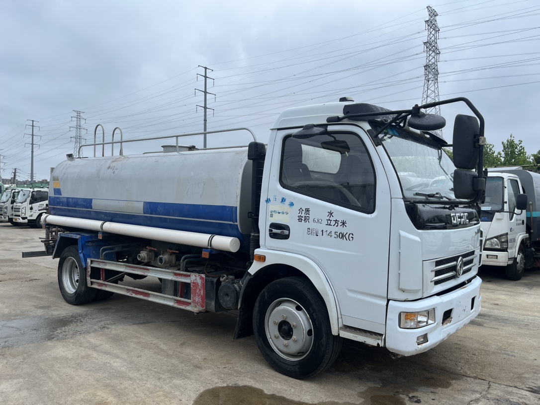 二手10方灑水車 2??年份：2020年5月 3??發動機：朝柴156馬力，國五 4??底盤配置：東風多利卡底盤，3800軸距，245真空胎，六檔變速箱，備胎未