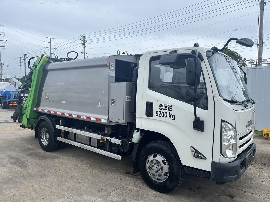 二手國六中聯6方壓縮垃圾車 2??年份：2021年5月 3??發動機：江鈴152馬力，國六 4??底盤配置：江鈴凱運底盤，3360軸距，750鋼絲胎，五檔變速箱