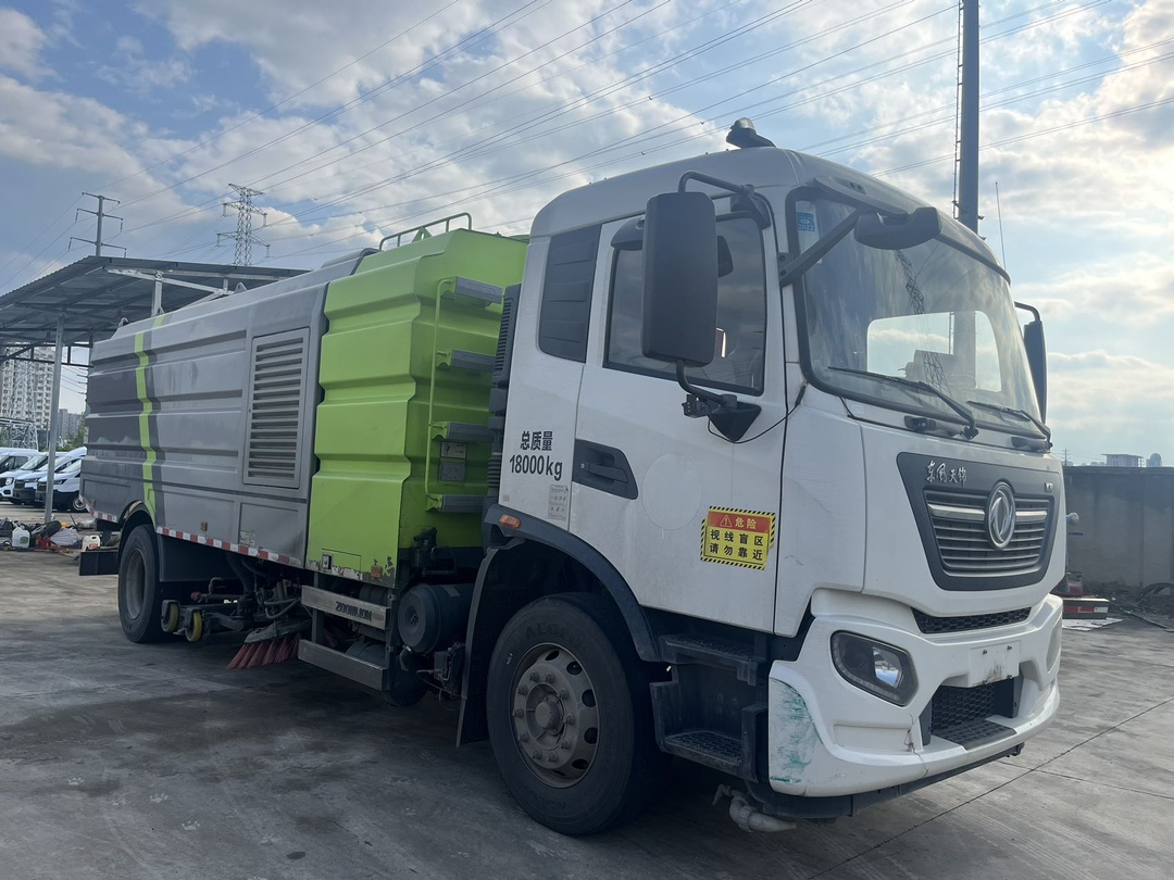 二手中聯16方洗掃車 2??年份：2021年5月 3??發動機：康機230馬力，國六 3??底盤配置：東風天錦底盤，六檔變速箱，5300軸距，275真空胎 4?