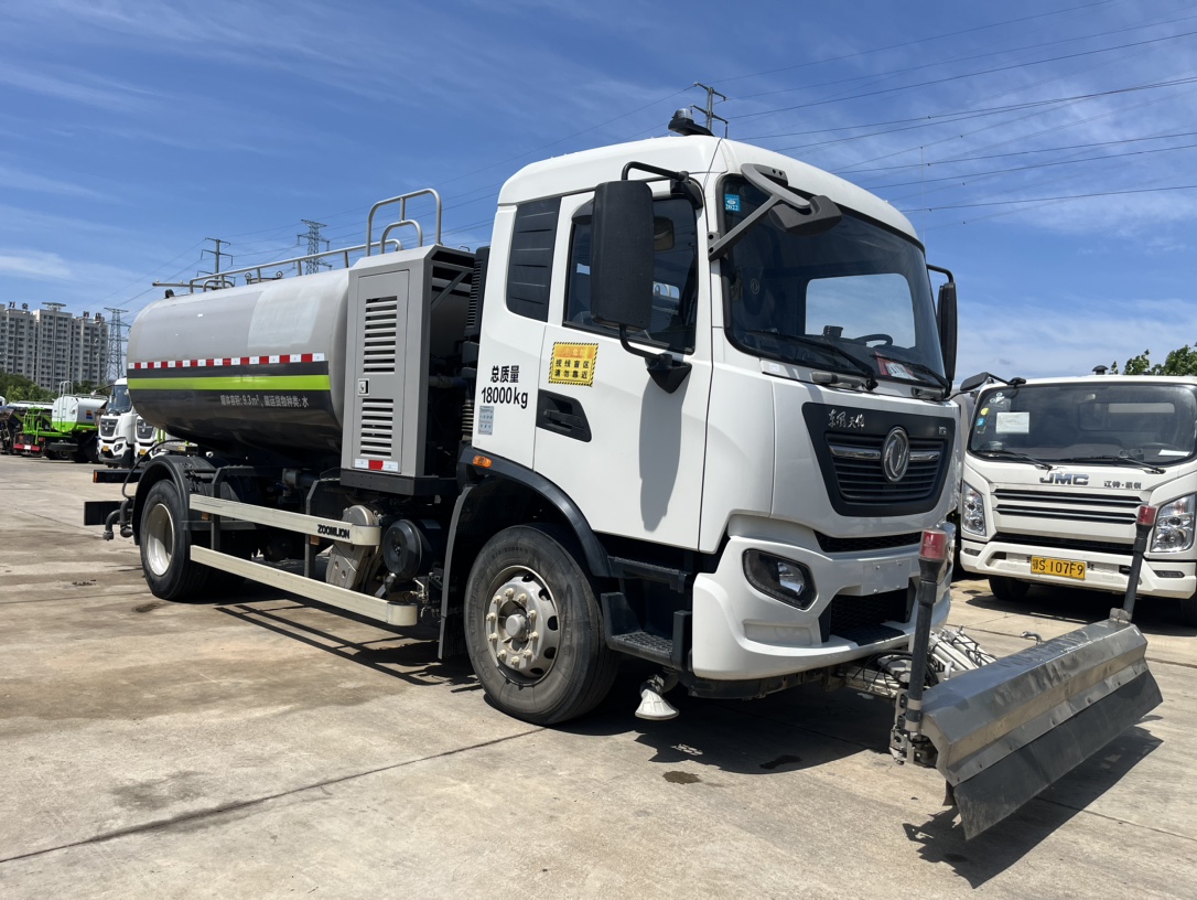 二手國六東風天錦清洗車 2??年份：2021年5月 3??發動機：康機230馬力，國六 4??底盤配置：東風天錦底盤，六檔變速箱，4500軸距，275真空胎，