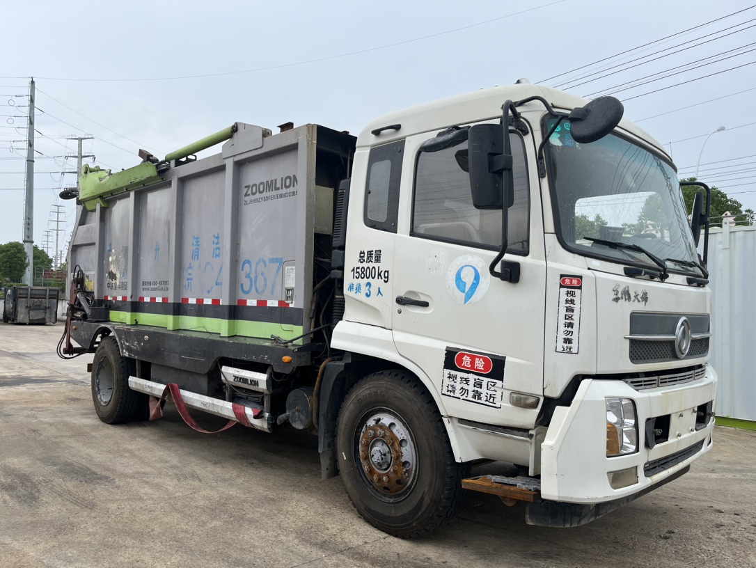 二手中聯無泄露式壓縮垃圾車 2??年份：2018年1月 3??發動機：康機210馬力，國五 4??底盤配置：東風天錦底盤，4500軸距，1000鋼絲胎，六檔變速