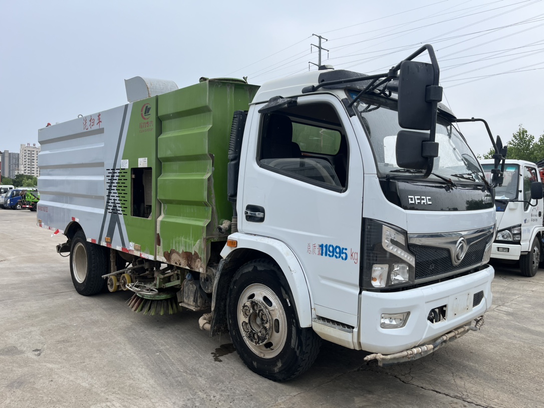 二手國六8方洗掃 2??年份：2021年4月 3??發動機：云內150馬力，國六 4??底盤配置：東風福瑞卡底盤，3800軸距，825鋼絲胎，六檔變速箱。 5?